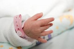怀孕才8个月，妻子就生下了孩子，这是丈夫亲生的吗？
