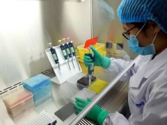 亲子鉴定帮助失散多年的母子相认，感人故事令人动容